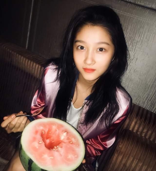 娱乐吃瓜酱拍照视频,冬日芦苇下的美拉德小仙女